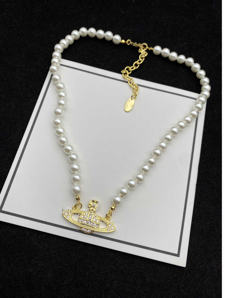 Pendant Necklaces Designer Letter Vivian Chokers Luxury Women Fashion Jewelry Metal Pearl Necklace cjeweler Cascade design 875ess
Pendant Necklaces Designer Letter Vivian Chokers Luxury Women Fashion Jewelry Metal Pearl Necklace cjeweler Cascade design 875ess