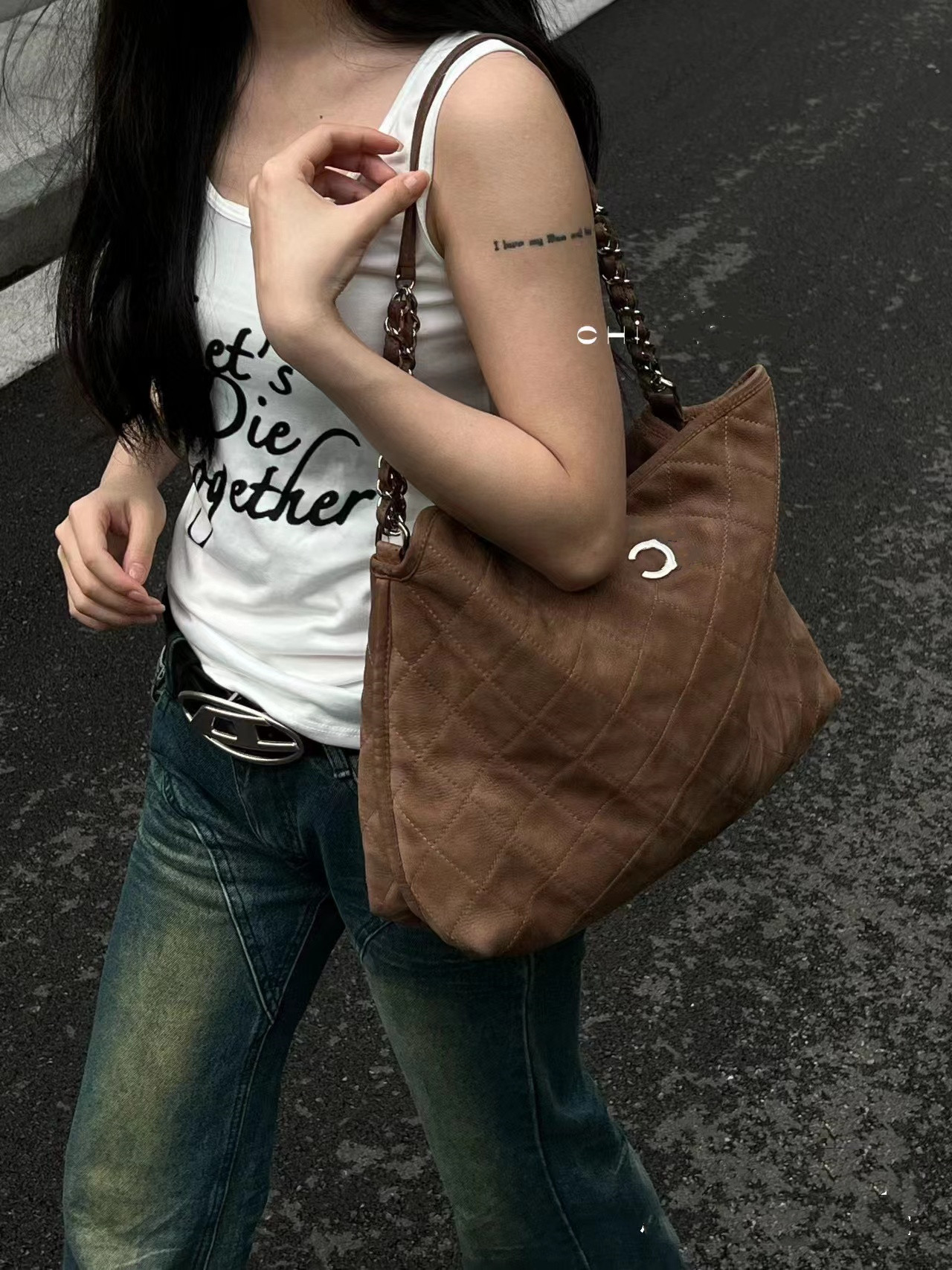 Channel designer bag Vintage Airport Vintage Tramp Bag Vintage Frosted Cowhide Shopping Bag Car Sewn Women's Crossbody Bag Solid Color Large Capacity Handbag, A 33cm
Channel designer bag Vintage Airport Vintage Tramp Bag Vintage Frosted Cowhide Shopping Bag Car Sewn Women's Crossbody Bag Solid Color Large Capacity Handbag, A 33cm