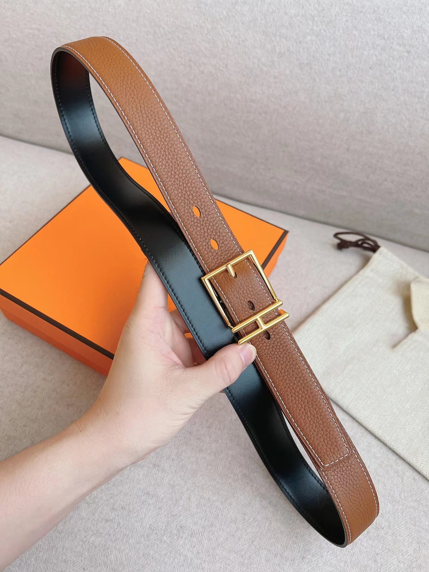 Top H TOGO leather belts for mens and womens designer luxury letter buckle belt Fashionable men charm decoration38 mm HT0196, Customize
Top H TOGO leather belts for mens and womens designer luxury letter buckle belt Fashionable men charm decoration38 mm HT0196, Customize