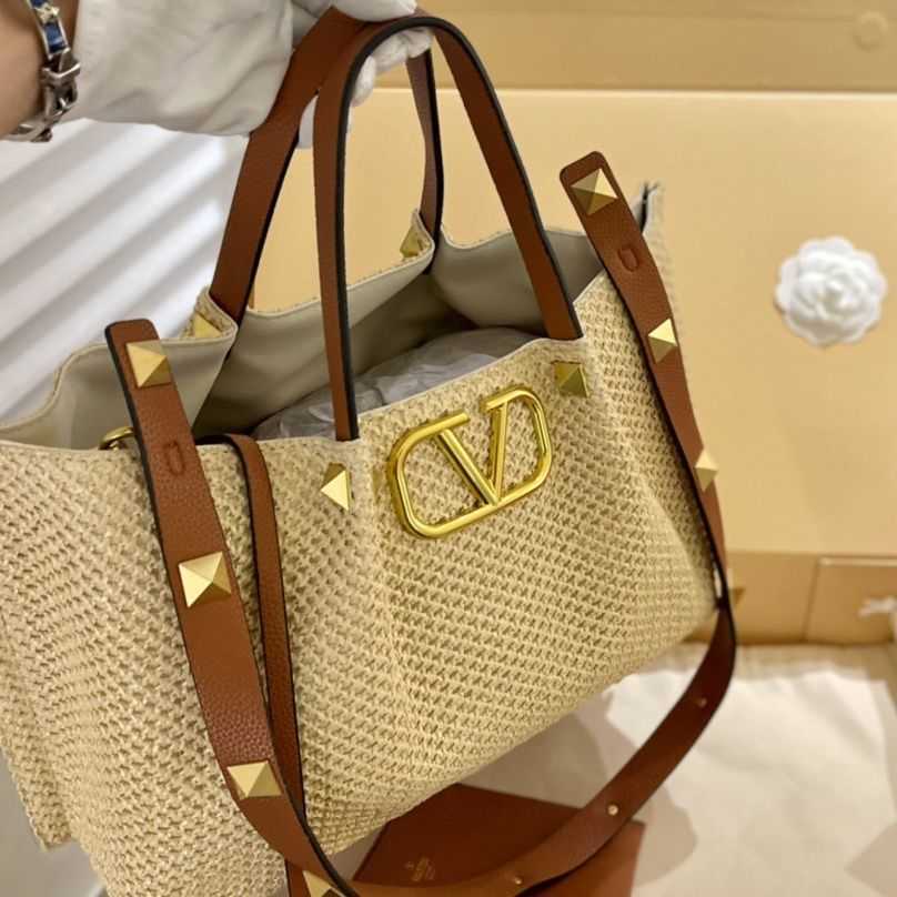 Designer Women Valentino Bag Luxury Tote Bags FGTR Stud Chain Large Capacity Wallet Purse 2023 New Single Shoulder Crossbody Handbag Straw Woven Duffels 38 25cm, Black
Designer Women Valentino Bag Luxury Tote Bags FGTR Stud Chain Large Capacity Wallet Purse 2023 New Single Shoulder Crossbody Handbag Straw Woven Duffels 38 25cm, Black