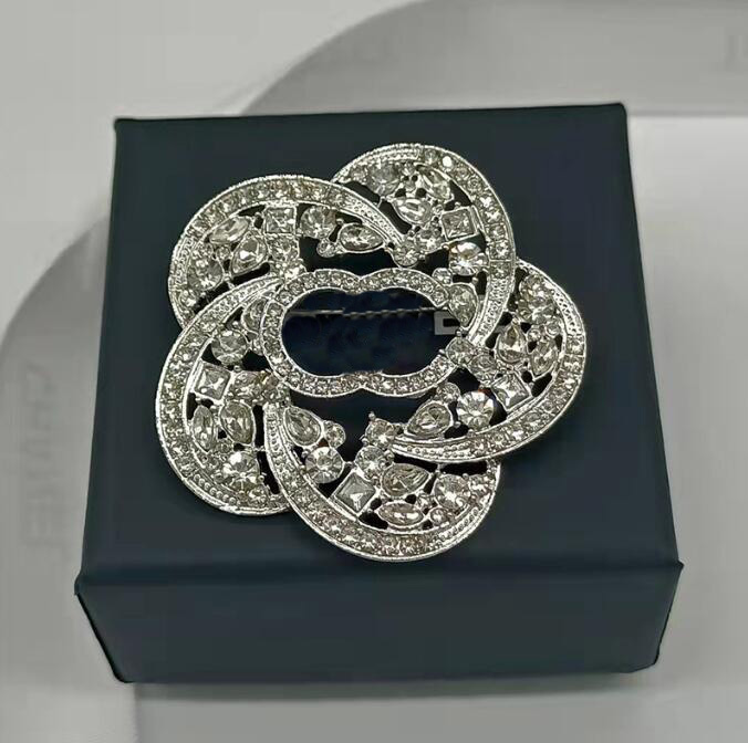 Luxury Designer Brand Letter Brooches Women Men18K Gold Plated Inlay Pearl Crystal Rhinestone Jewelry Brooch Pin Marry Christmas Party Gift Accessorie
Luxury Designer Brand Letter Brooches Women Men18K Gold Plated Inlay Pearl Crystal Rhinestone Jewelry Brooch Pin Marry Christmas Party Gift Accessorie