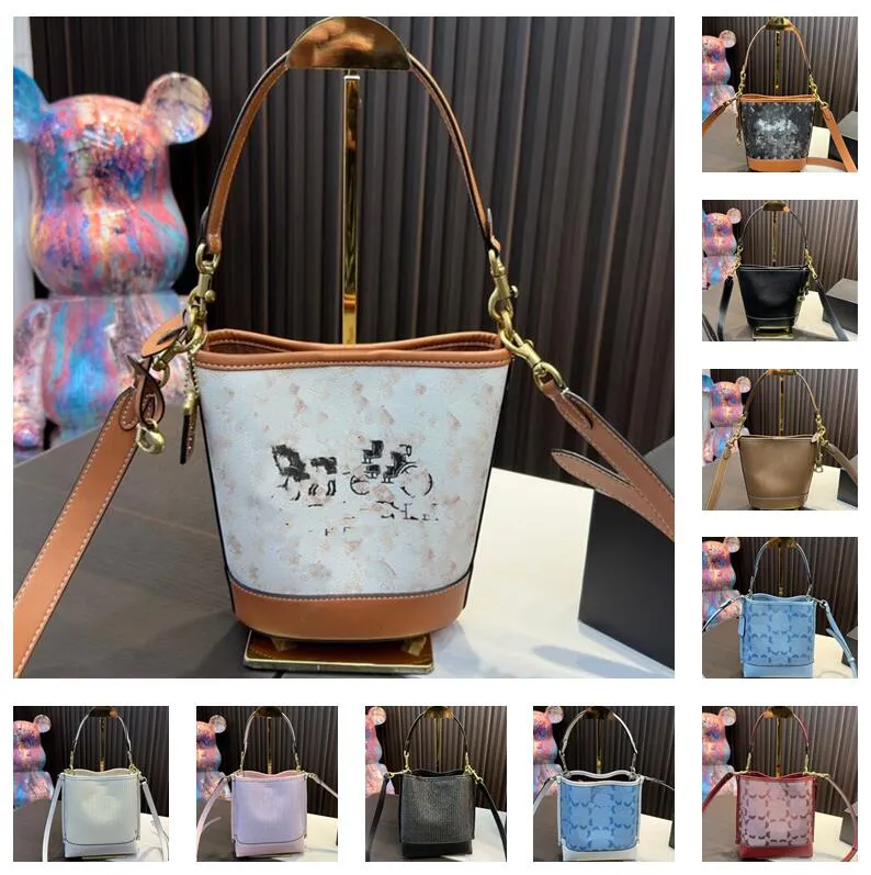 Women coac bucket bag DAKOTA handbag designer Carriages pattern printing WILLOW underarm bags Shoulder crossbody wallet 4A messenger Axillary Package dhgate, With color
Women coac bucket bag DAKOTA handbag designer Carriages pattern printing WILLOW underarm bags Shoulder crossbody wallet 4A messenger Axillary Package dhgate, With color