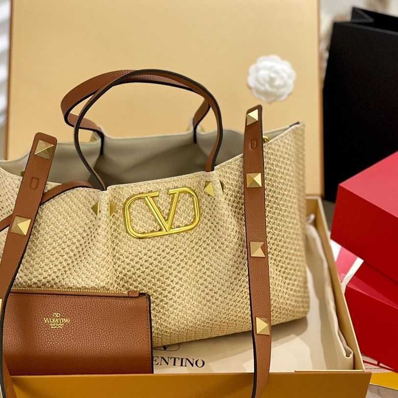 Designer Women Valentino Bag Luxury Tote Bags WVCF Stud Chain Large Capacity Wallet Purse 2023 New Single Shoulder Crossbody Handbag Straw Woven Duffels 38 25cm, Black
Designer Women Valentino Bag Luxury Tote Bags WVCF Stud Chain Large Capacity Wallet Purse 2023 New Single Shoulder Crossbody Handbag Straw Woven Duffels 38 25cm, Black