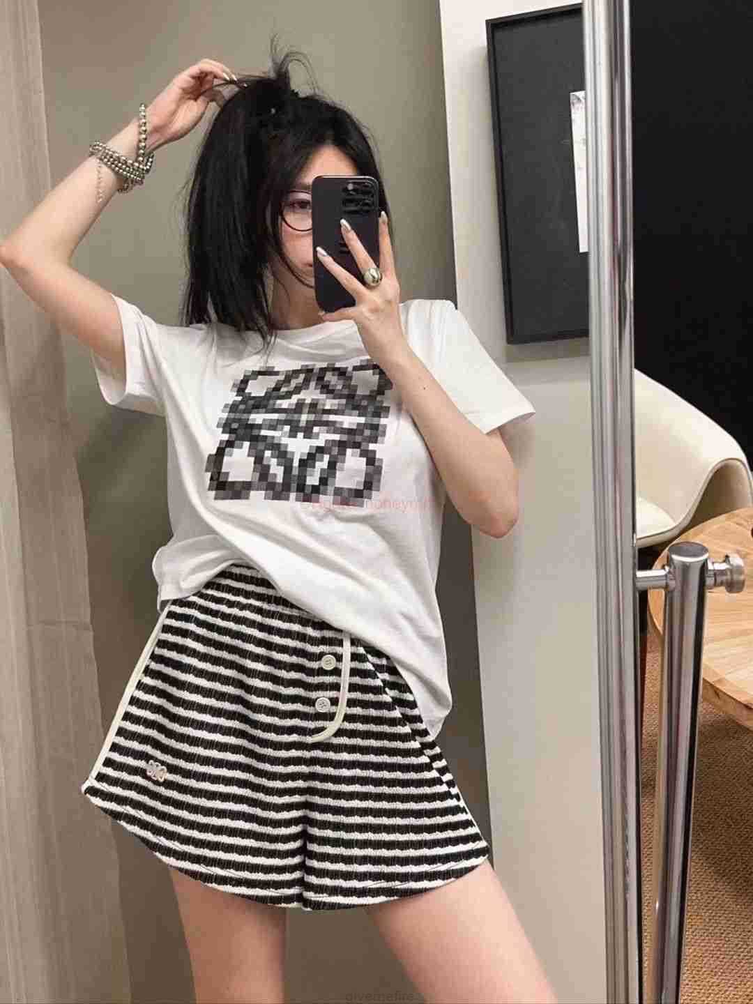 Designer Fashion Clothing Tees Tshirts Loewe 2023 Summer New Fashion Brand Mosaic Pattern 3d Embroidery Casual Mens and Womens Loose Short Sleeve Tshirt Luxury Casu, White high quality versatile
Designer Fashion Clothing Tees Tshirts Loewe 2023 Summer New Fashion Brand Mosaic Pattern 3d Embroidery Casual Mens and Womens Loose Short Sleeve Tshirt Luxury Casu, White high quality versatile