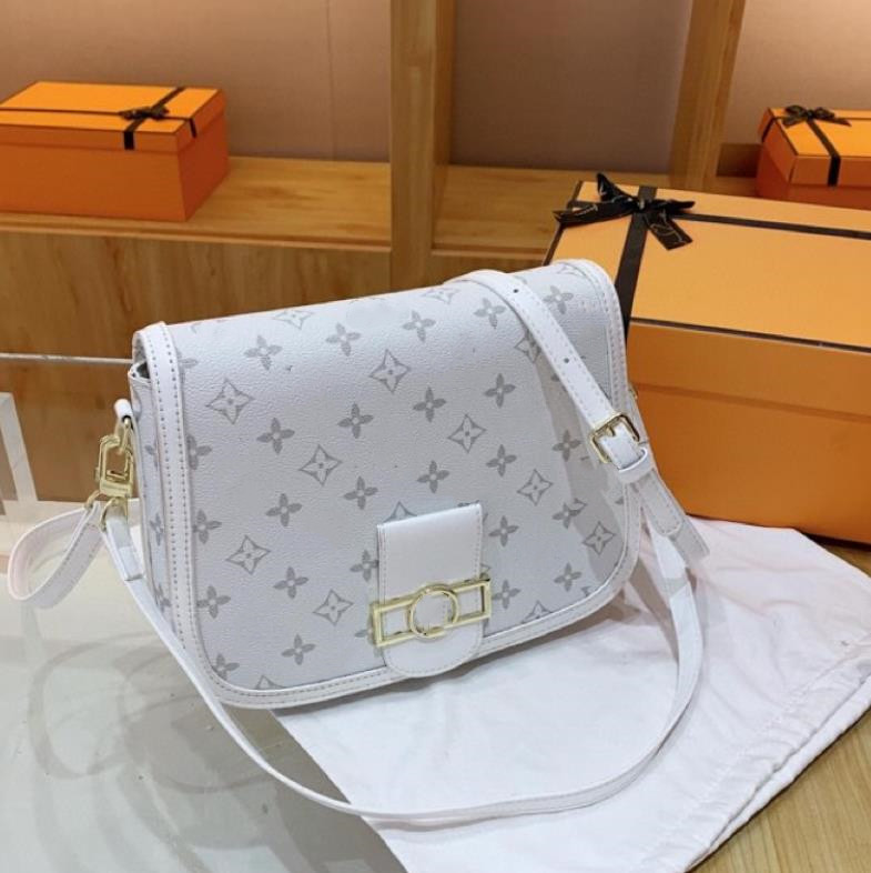 High-grade presbyopia letter small square bag new crossbody bag women's light luxury shoulder bag underarm bags, 27*20*8cm
High-grade presbyopia letter small square bag new crossbody bag women's light luxury shoulder bag underarm bags, 27*20*8cm