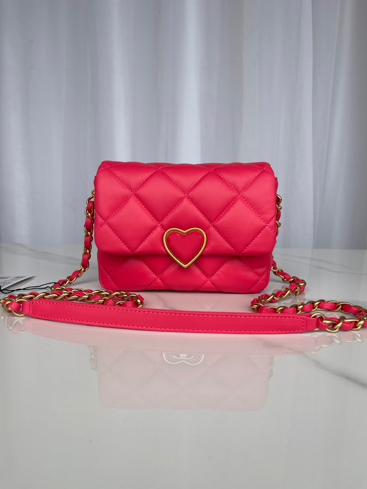 Classic women's one shoulder crossbody bag, original imported lambskin, with original fabric inside, hardware: original hardware configuration
Classic women's one shoulder crossbody bag, original imported lambskin, with original fabric inside, hardware: original hardware configuration