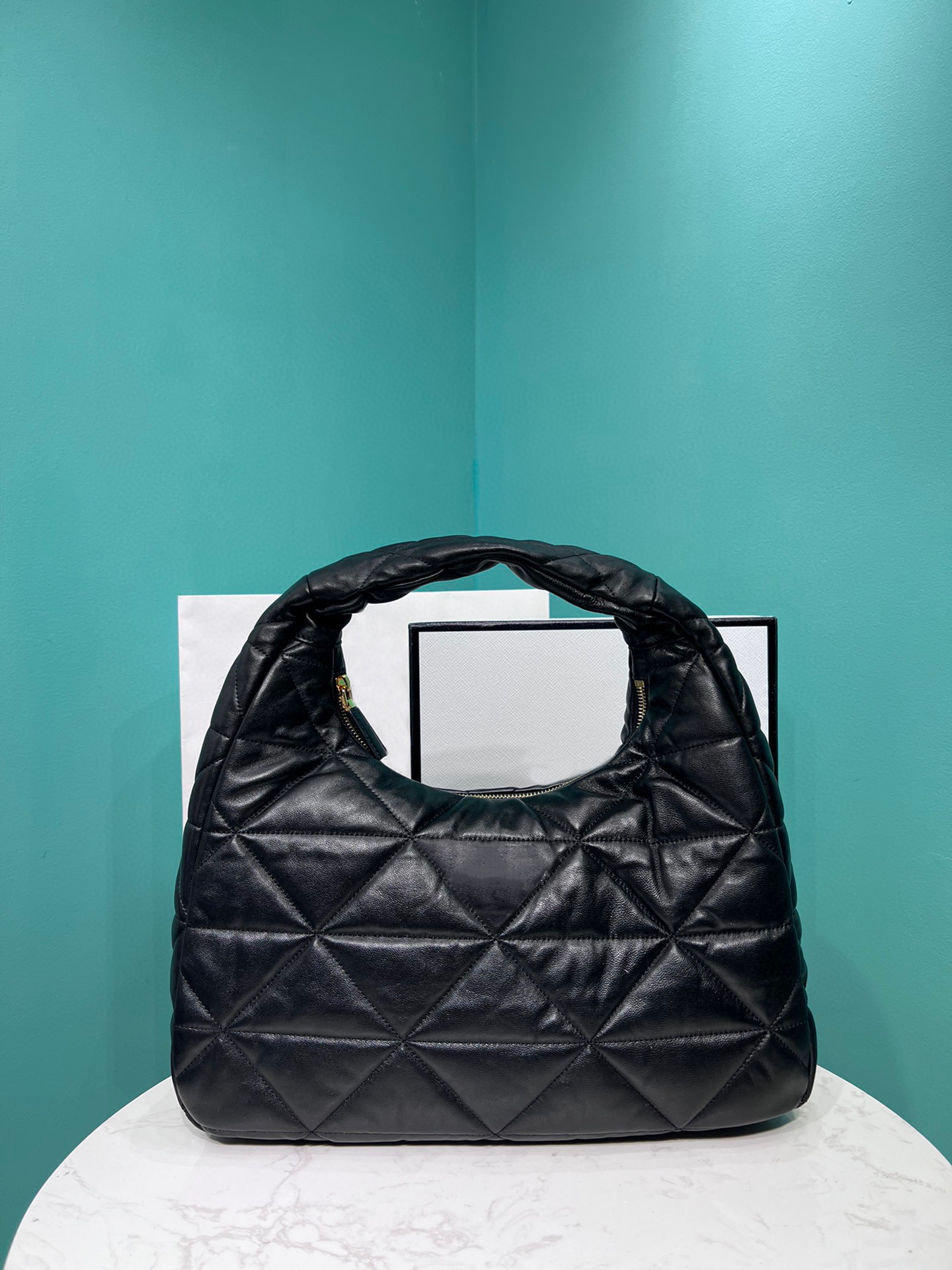 The new women's handbag is made of sheepskin and has a super soft feel. It is hand sewn with a unique three-dimensional triangular pattern, Black
The new women's handbag is made of sheepskin and has a super soft feel. It is hand sewn with a unique three-dimensional triangular pattern, Black