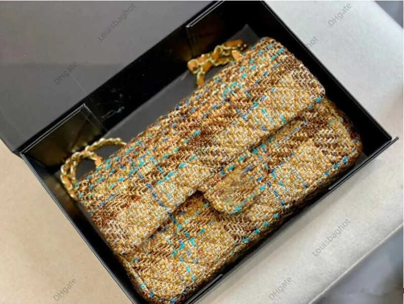 2023 Autumn Tweed Fashion Classic Double Flap Bags Matelasse Chain Cross Body Shoulder Famous Luxury Classic Designer Quilted Purse Handbag
2023 Autumn Tweed Fashion Classic Double Flap Bags Matelasse Chain Cross Body Shoulder Famous Luxury Classic Designer Quilted Purse Handbag