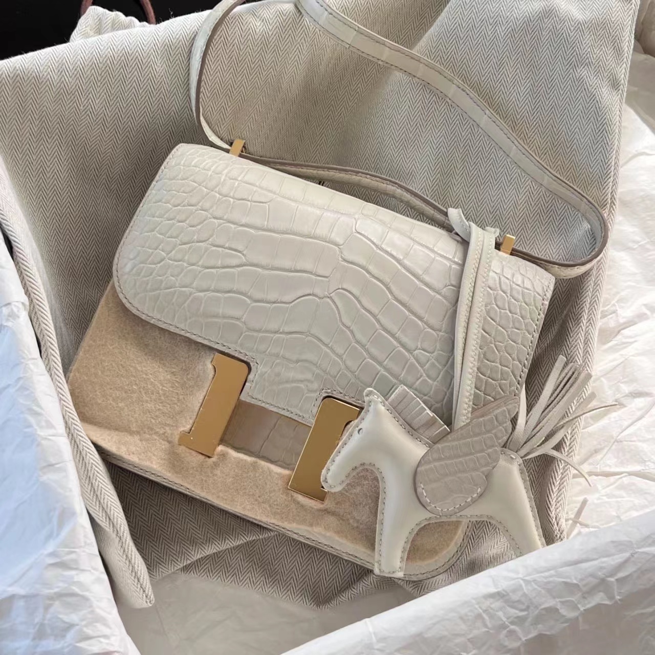 2023 new crocodile 5A women's bag cross handbag shoulder bag Europe and the United States fashion women's bag senior cowhide bag luxury brand, Crocodile grey
2023 new crocodile 5A women's bag cross handbag shoulder bag Europe and the United States fashion women's bag senior cowhide bag luxury brand, Crocodile grey