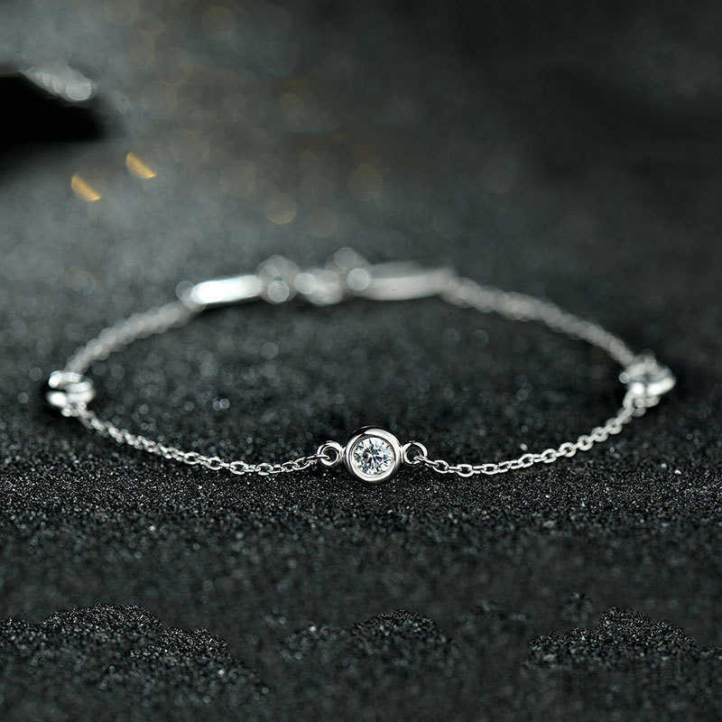 Advanced sense Japanese and Korean Fashion S925 Silver Inlaid 5A Zircon Classic Three Diamond Bubble Bracelet Tiffay High Edition
Advanced sense Japanese and Korean Fashion S925 Silver Inlaid 5A Zircon Classic Three Diamond Bubble Bracelet Tiffay High Edition