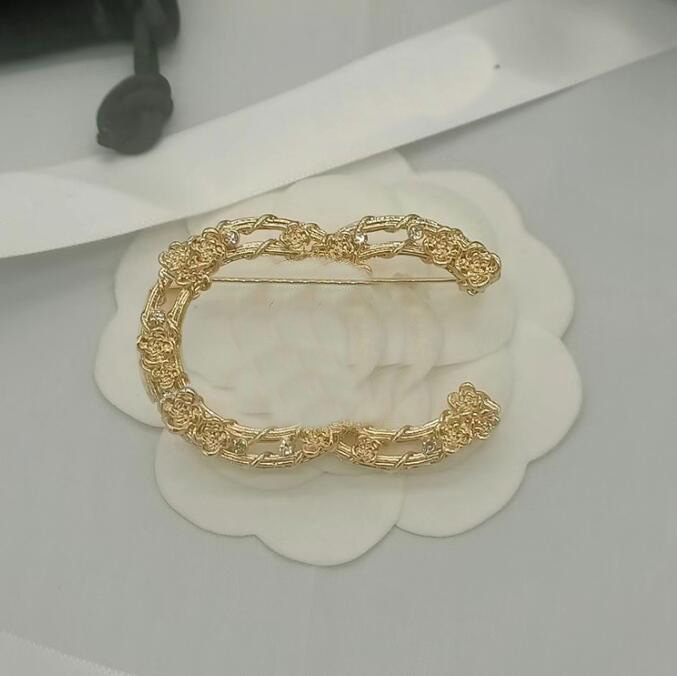 Simple Double Letter Brooches Famous Brand Luxurys Desinger Geometry Brooch Women 18K Gold Plated Suit Pin Fashion Jewelry Scarf Decoration Accessories
Simple Double Letter Brooches Famous Brand Luxurys Desinger Geometry Brooch Women 18K Gold Plated Suit Pin Fashion Jewelry Scarf Decoration Accessories