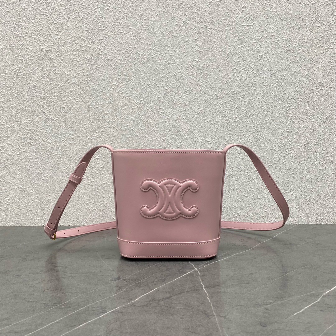 The 2023 new women's bucket bag is a mini version that can be seen on one shoulder and crossbody, following the previous large embossed bucket, which is cute and practical
The 2023 new women's bucket bag is a mini version that can be seen on one shoulder and crossbody, following the previous large embossed bucket, which is cute and practical