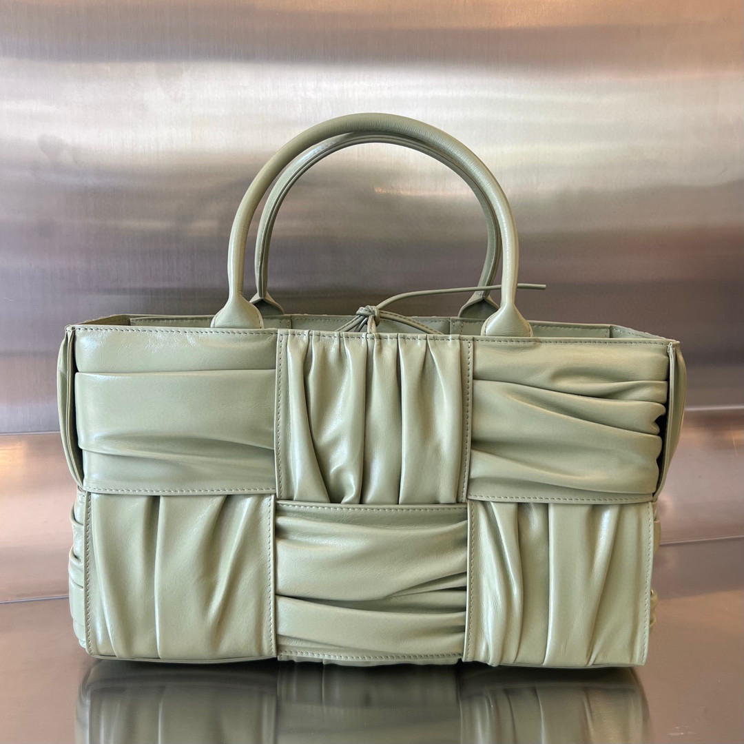 2023 New women's handbag high-end quality crossbody bag cowhide shoulder bag fold small details bag body made of cowhide feel soft and delicate large capacity
2023 New women's handbag high-end quality crossbody bag cowhide shoulder bag fold small details bag body made of cowhide feel soft and delicate large capacity