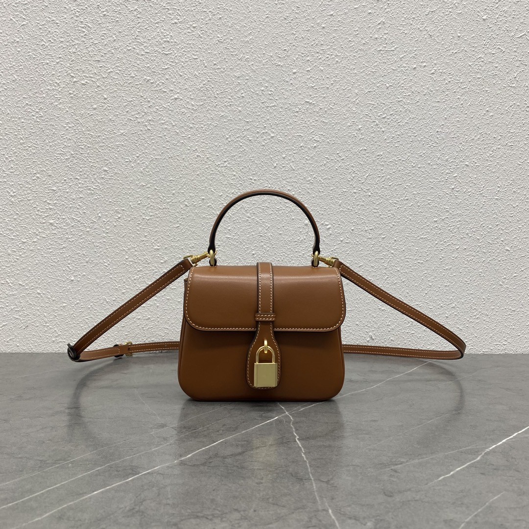The new women's handbag has a double layered organ compartment and a portable design, making it both exquisite and versatile!
The new women's handbag has a double layered organ compartment and a portable design, making it both exquisite and versatile!