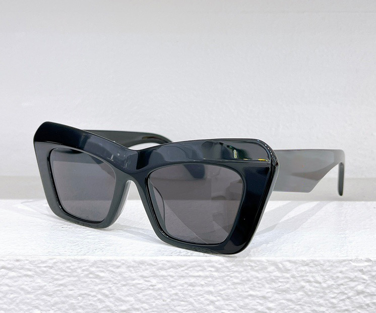 Fashion designer 40036 sunglasses for women unique stereo acetate cat eye shape glasses outdoor trendy versatile star same style UV protection come with case
Fashion designer 40036 sunglasses for women unique stereo acetate cat eye shape glasses outdoor trendy versatile star same style UV protection come with case
