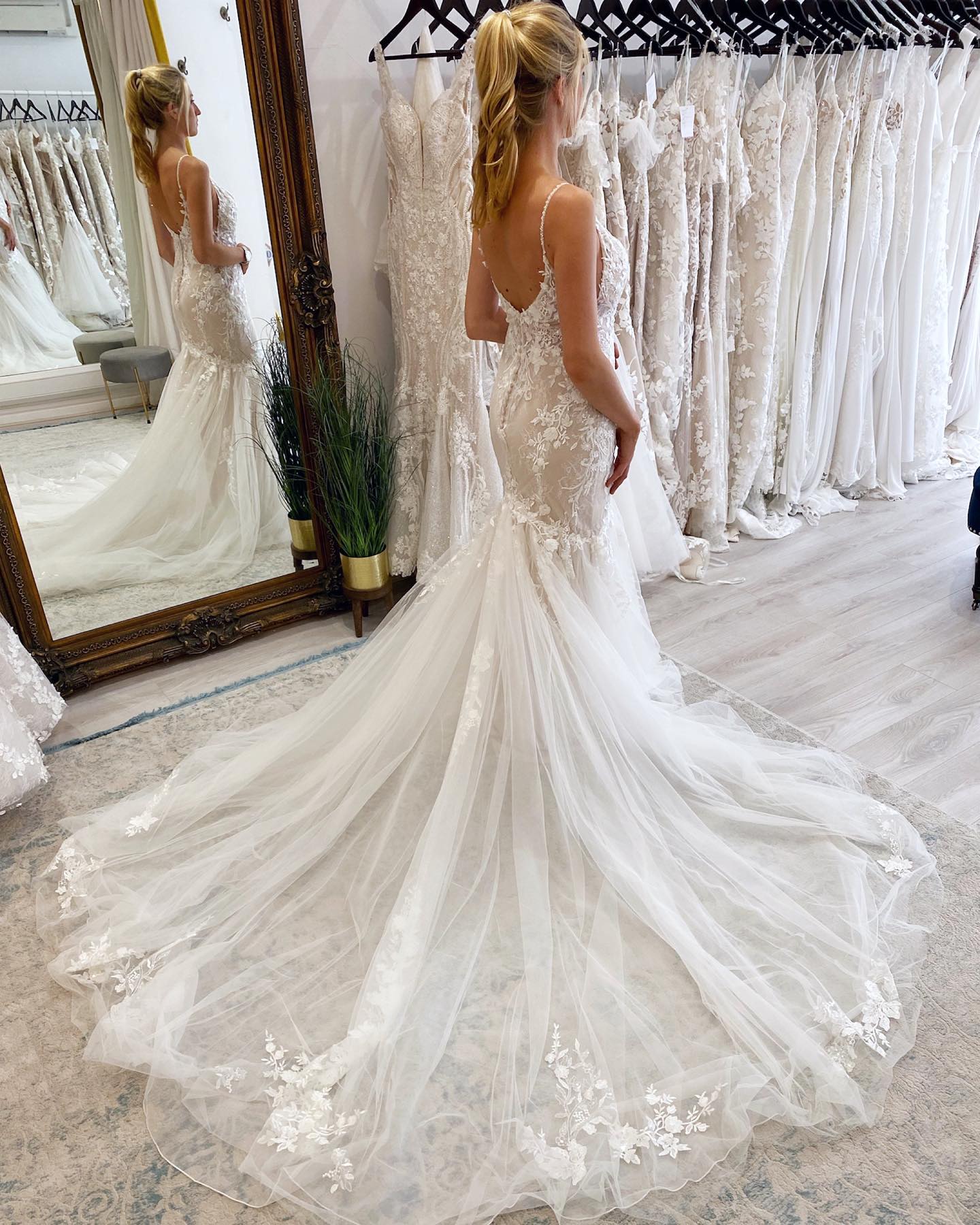 Elegant Mermaid Dresses Straps Lace Appliques Dress Sweep Train Button Back Wedding Bridal Gowns 6660305