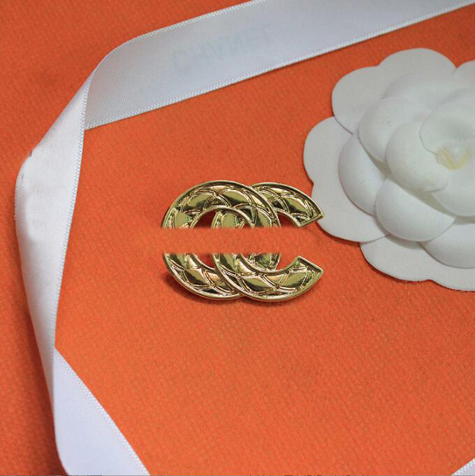 Famous Brand Luxurys Desinger Brooch Women Letter Brooches Suit Pin Fashion Jewelry Clothing Decoration High Quality Accessories
Famous Brand Luxurys Desinger Brooch Women Letter Brooches Suit Pin Fashion Jewelry Clothing Decoration High Quality Accessories