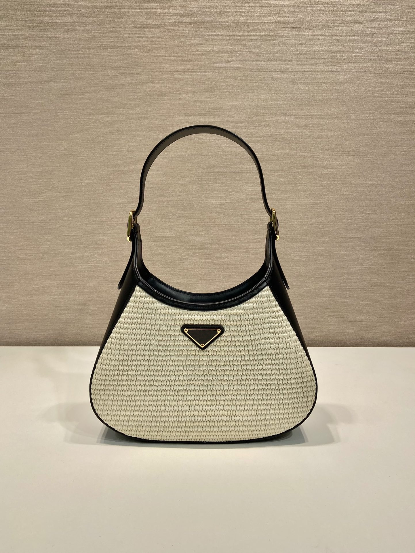 This women's handbag is made of calf leather and handmade grass weaving, with sheepskin inside, which is very flavorful whether it is carried by hand or on one shoulder
This women's handbag is made of calf leather and handmade grass weaving, with sheepskin inside, which is very flavorful whether it is carried by hand or on one shoulder