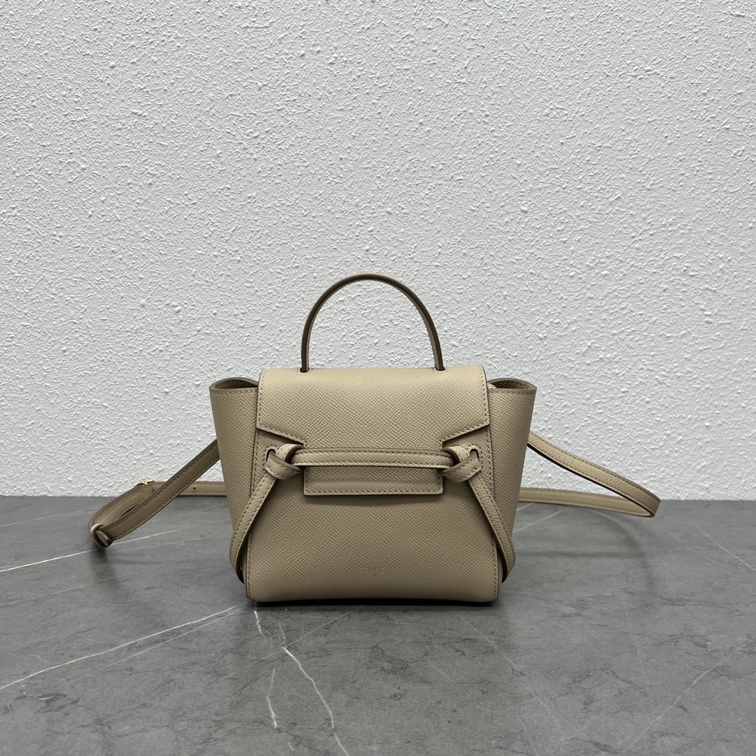 Women's handbags classic daily grain calf leather lining with reverse fur. The car lines are neat and meticulous, giving a retro and atmospheric design style
Women's handbags classic daily grain calf leather lining with reverse fur. The car lines are neat and meticulous, giving a retro and atmospheric design style