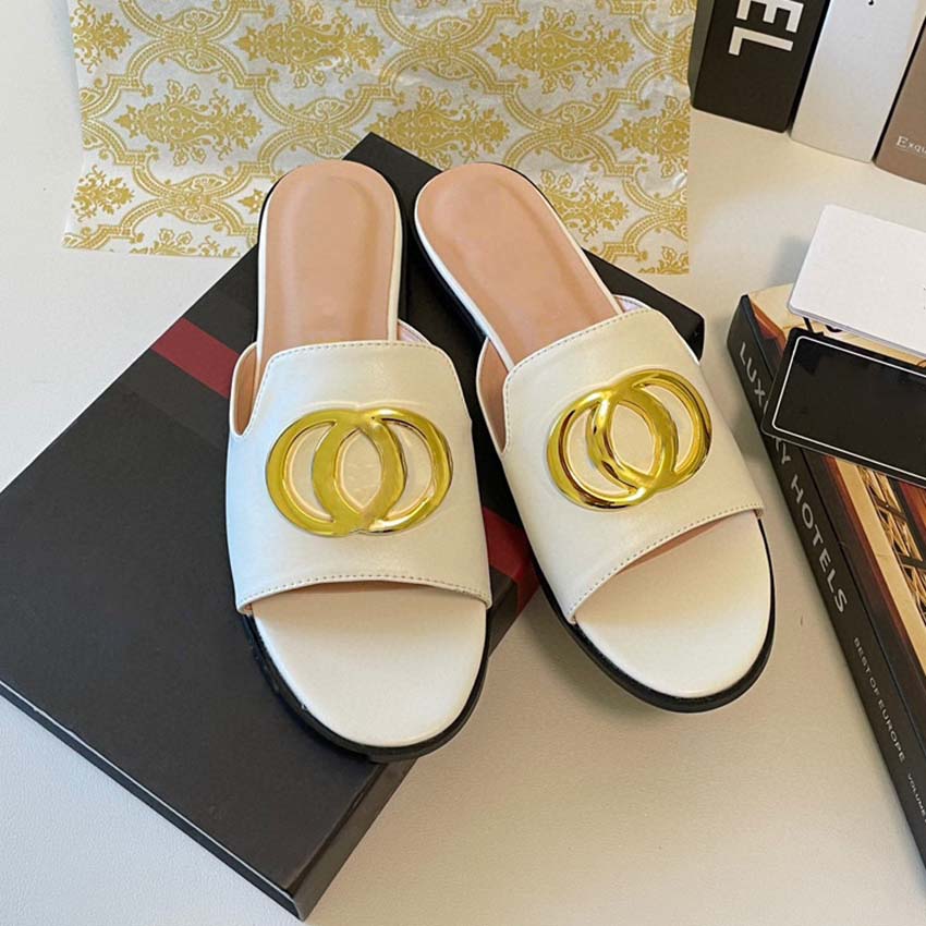 2023 Designer Slippers Women's Sandals T-Table Same G Family Gold Button Leather Outdoor Flat Bottom Slippers Beach Sandals, # 2
2023 Designer Slippers Women's Sandals T-Table Same G Family Gold Button Leather Outdoor Flat Bottom Slippers Beach Sandals, # 2