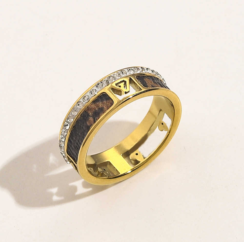 Wedding Rings Designer Branded Women 18K Gold Plated Crystal Faux Leather Stainless Steel Love Jewelry Supplies Fine Tidal flow design 98ess
Wedding Rings Designer Branded Women 18K Gold Plated Crystal Faux Leather Stainless Steel Love Jewelry Supplies Fine Tidal flow design 98ess