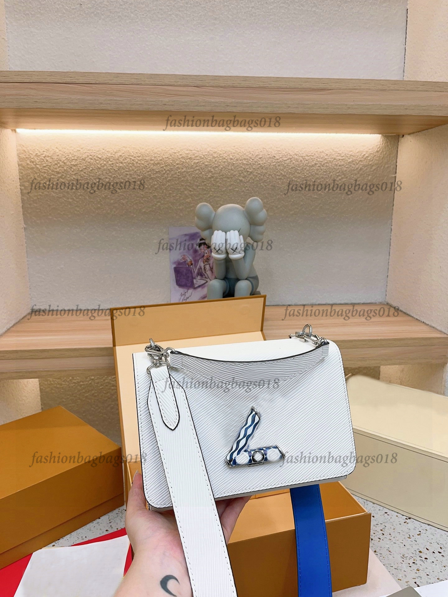 Twist MM Handbag 23SS By The Pool Summer Womens Designer Bag Textured Epi Grained Leather Twist lock Shoulder Bag With Wide Strap Luxurys Crossbody Purse M22781
Twist MM Handbag 23SS By The Pool Summer Womens Designer Bag Textured Epi Grained Leather Twist lock Shoulder Bag With Wide Strap Luxurys Crossbody Purse M22781