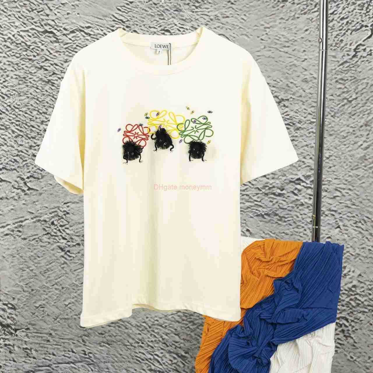Designer Fashion Clothing Tees Tshirts Three Coal Ball Elf Embroidery Tshirt Short Sleeve Loewe Synchronized Luxury Casual Streetwear Tops Rock Hip hop Shirts for s, Black
Designer Fashion Clothing Tees Tshirts Three Coal Ball Elf Embroidery Tshirt Short Sleeve Loewe Synchronized Luxury Casual Streetwear Tops Rock Hip hop Shirts for s, Black