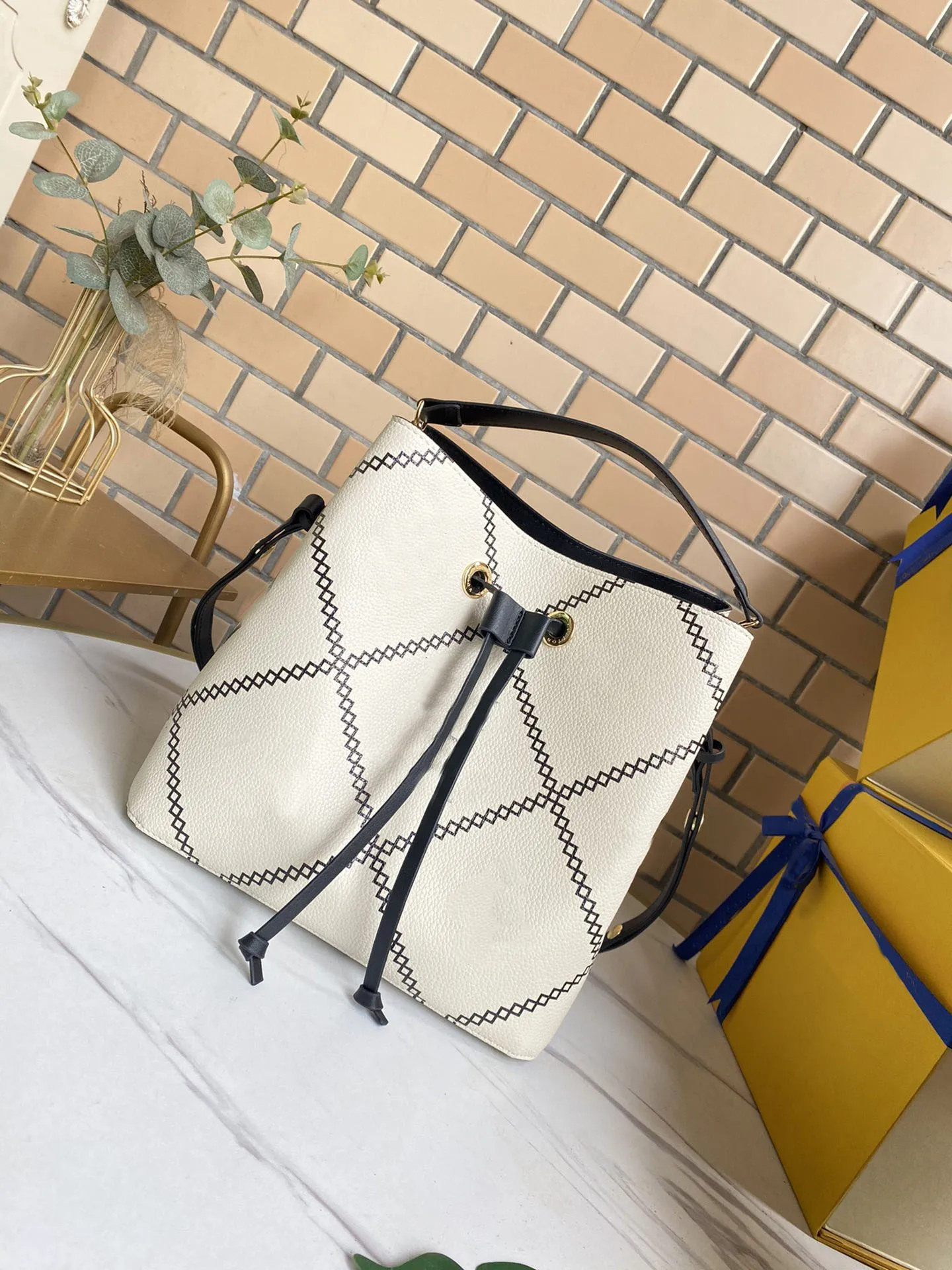 ZZ drawstring bucket bag series handbag Letter design shoulder bags with Genuine Leather mini women famous handbags flower printing crossbody bag's, White
ZZ drawstring bucket bag series handbag Letter design shoulder bags with Genuine Leather mini women famous handbags flower printing crossbody bag's, White