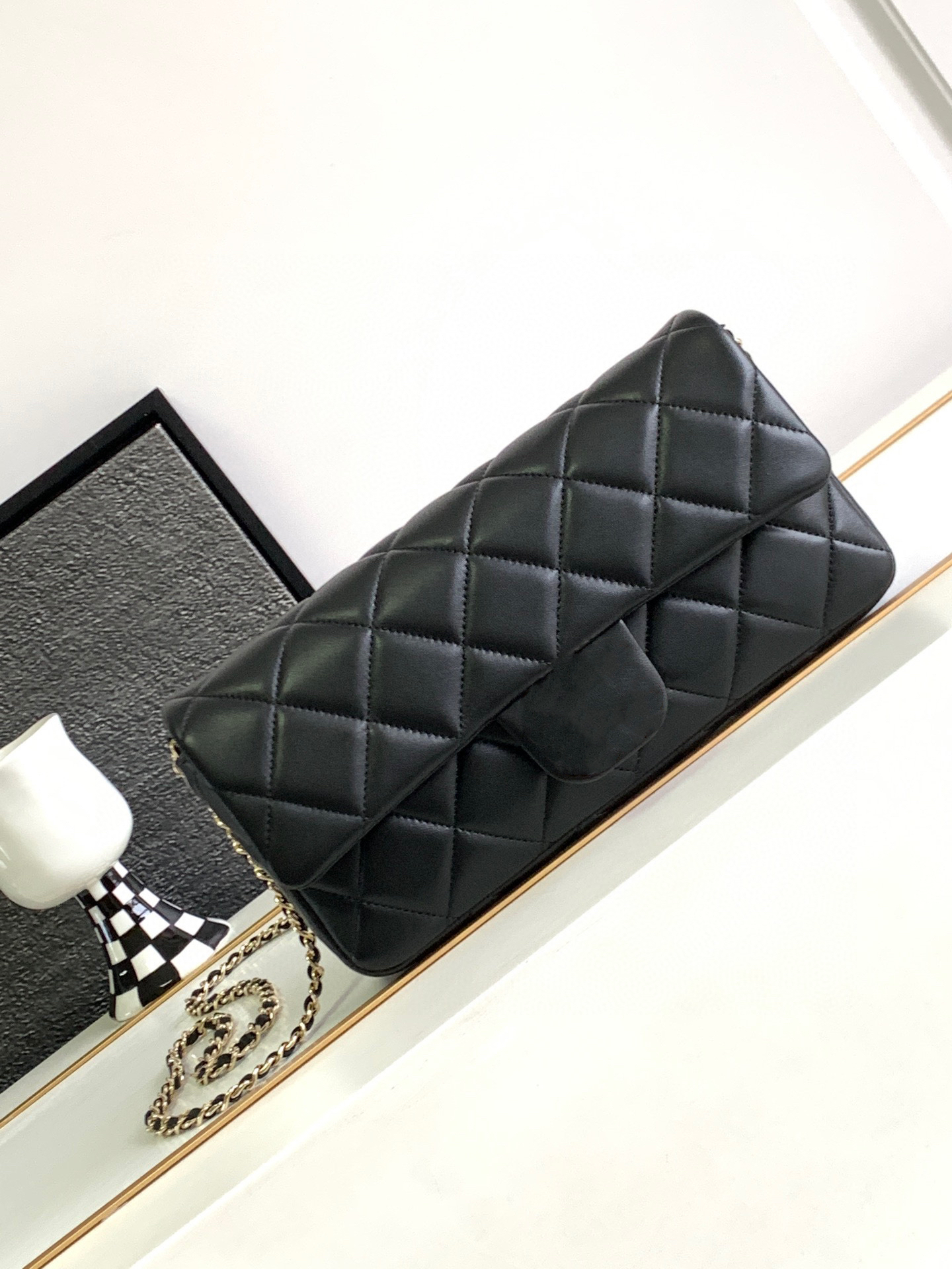 Classic women's one shoulder crossbody bag, stick underarm bag, dinner bag, hidden style with all pearls on top, paired with black gold lambskin
Classic women's one shoulder crossbody bag, stick underarm bag, dinner bag, hidden style with all pearls on top, paired with black gold lambskin
