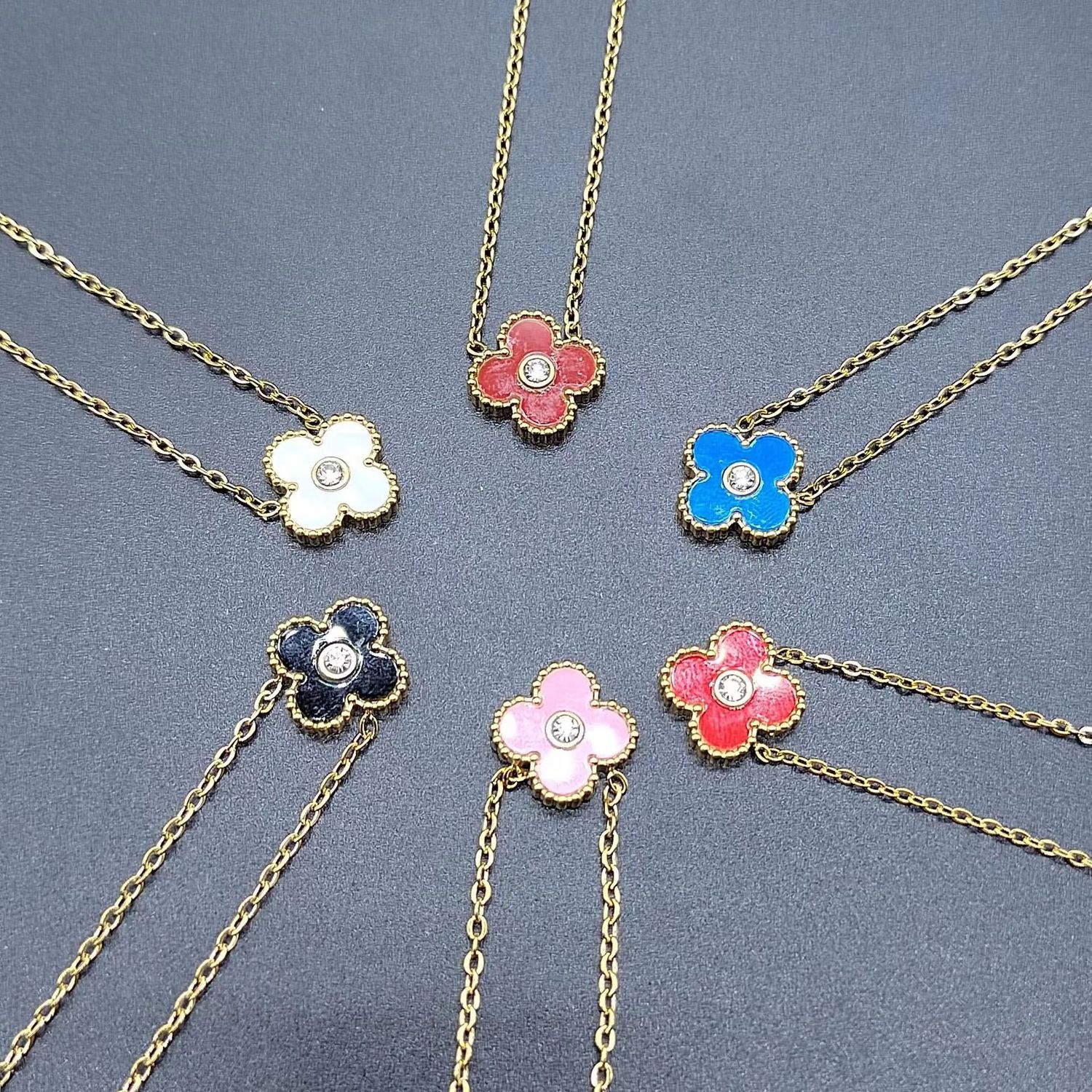jewlery designer for womenvan clover bracelet set women's new trendy Internet celebrity design sense personality set
jewlery designer for womenvan clover bracelet set women's new trendy Internet celebrity design sense personality set