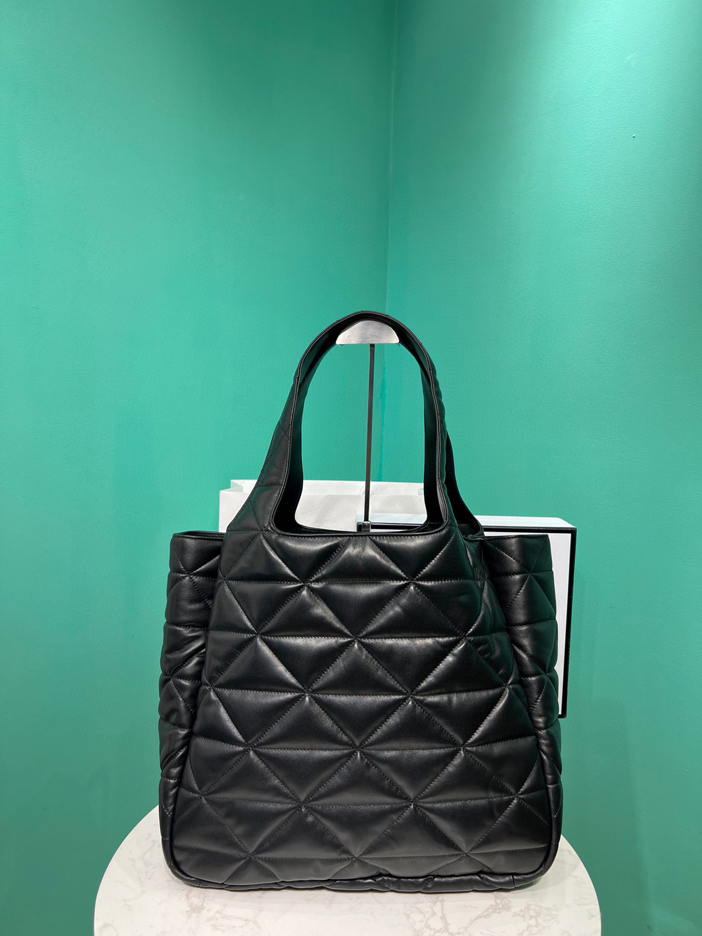 The long-awaited new shopping bag has three layers of super large capacity inside, and the texture of the bag is light and soft lambskin, Black
The long-awaited new shopping bag has three layers of super large capacity inside, and the texture of the bag is light and soft lambskin, Black