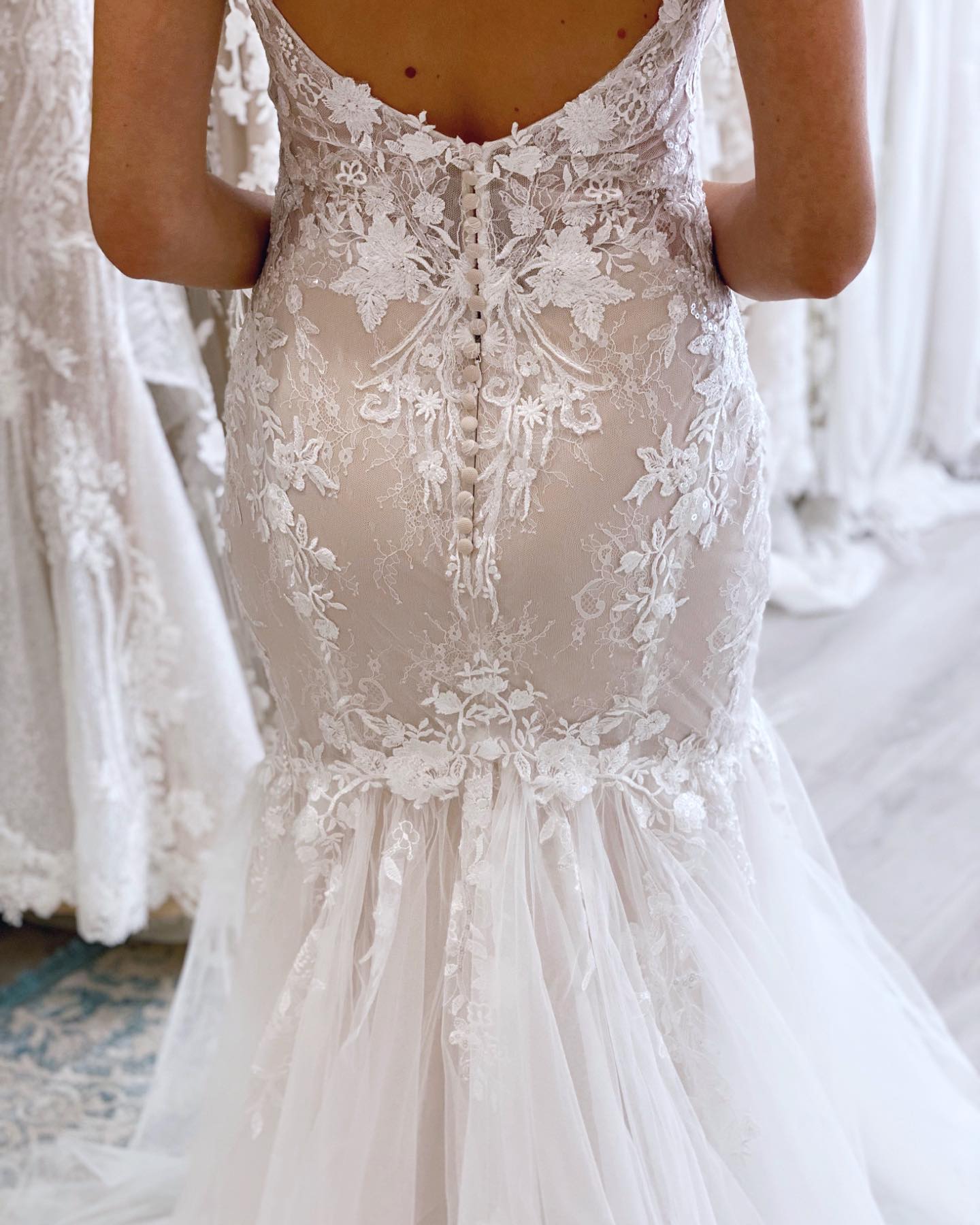 Elegant Mermaid Dresses Straps Lace Appliques Dress Sweep Train Button Back Wedding Bridal Gowns 6660305