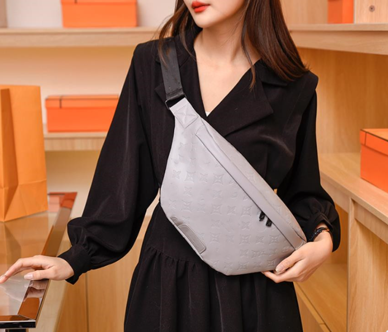 Summer new deluxe women's breast bag Fashion retro single shoulder crossbody bags wholesale, 37*20*9cm
Summer new deluxe women's breast bag Fashion retro single shoulder crossbody bags wholesale, 37*20*9cm
