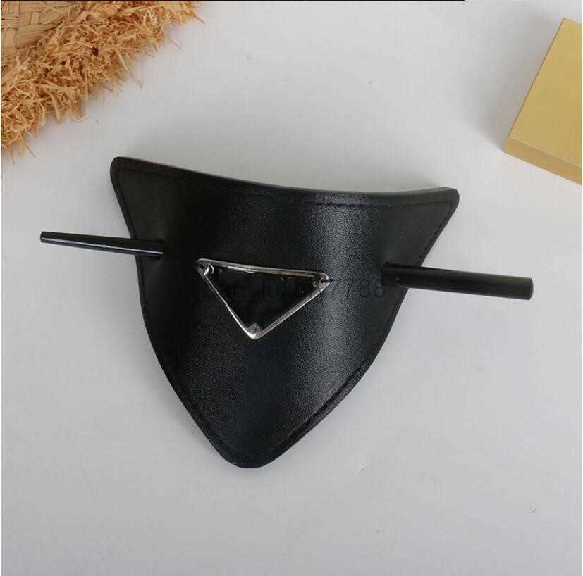 2022 European and American leather letters Hair Clips & Barrettes triangle hairpin headgear 2 colors optional female high quality fast delivery
2022 European and American leather letters Hair Clips & Barrettes triangle hairpin headgear 2 colors optional female high quality fast delivery