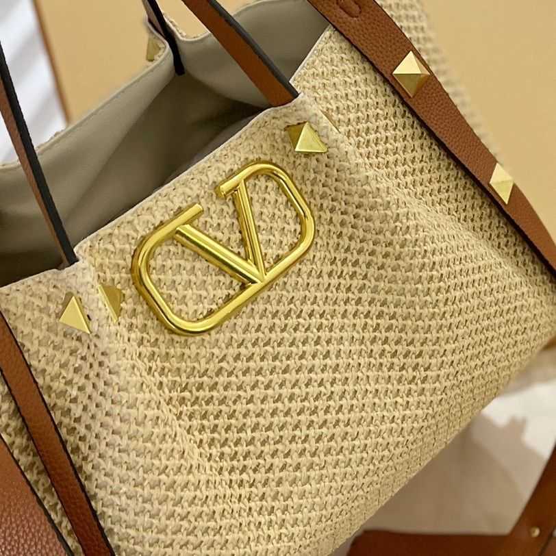 Designer Women Valentino Bag Luxury Tote Bags Stud Chain Large Capacity Wallet Purse 2023 New Single Shoulder Crossbody Handbag Straw Woven Duffels 38 25cm, Black
Designer Women Valentino Bag Luxury Tote Bags Stud Chain Large Capacity Wallet Purse 2023 New Single Shoulder Crossbody Handbag Straw Woven Duffels 38 25cm, Black