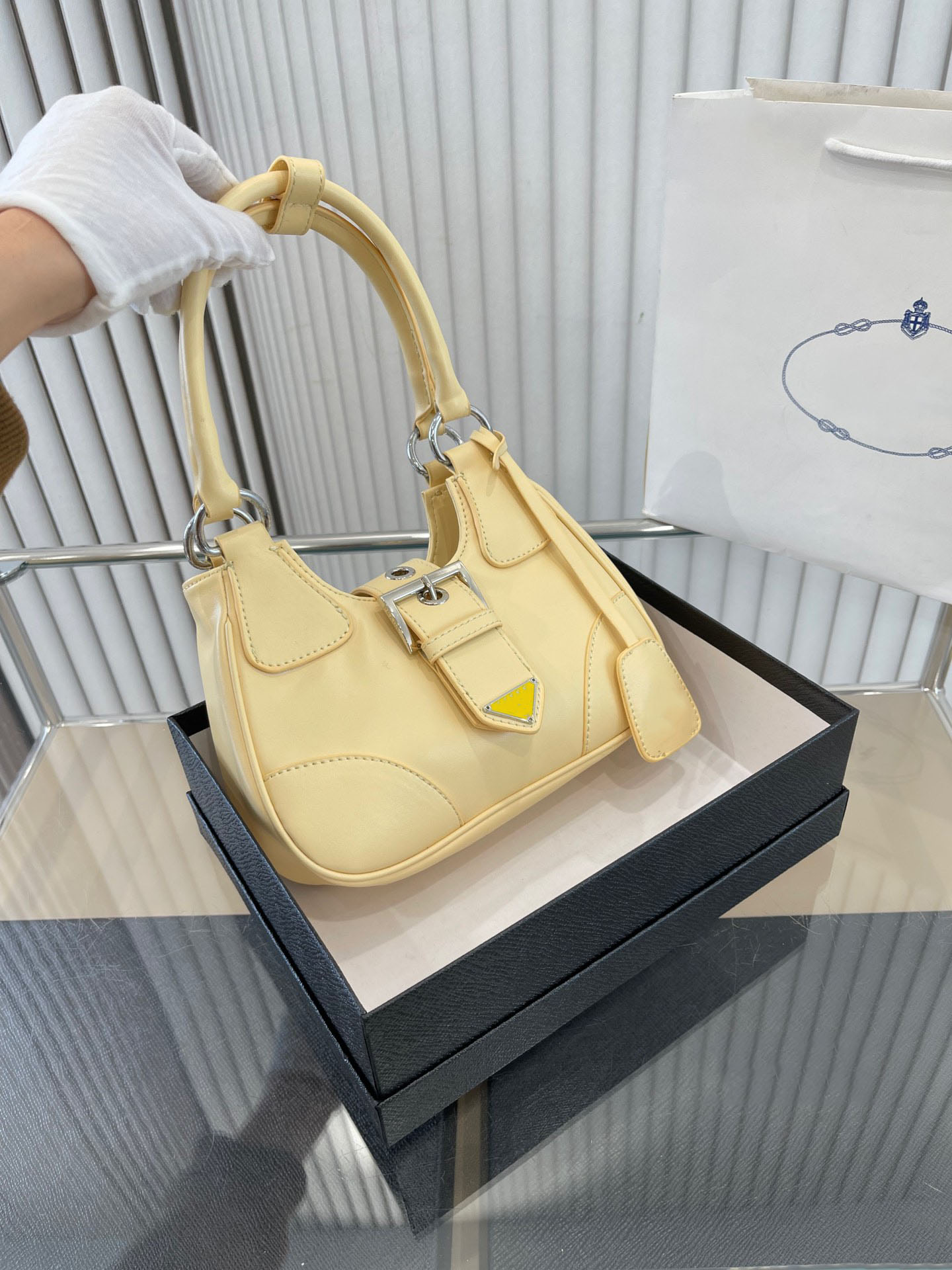 Cross body Lady bag Purses Shoulder Luxury Bag Men Designer Fashion Bags Triangle Womens Symbole Totes
Cross body Lady bag Purses Shoulder Luxury Bag Men Designer Fashion Bags Triangle Womens Symbole Totes