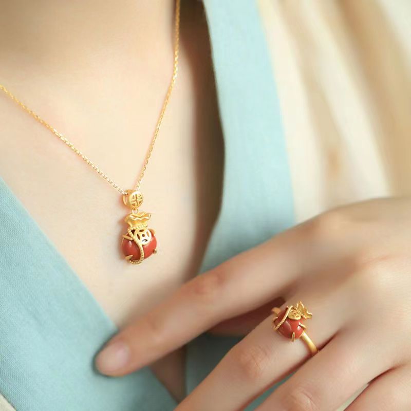 New Original Little Lucky Money Bag Chinoiserie Natural South Red Agate Sterling Silver Ancient Gold Bone Lock Necklace Pendant for Women
New Original Little Lucky Money Bag Chinoiserie Natural South Red Agate Sterling Silver Ancient Gold Bone Lock Necklace Pendant for Women