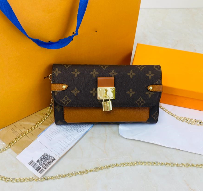Top Luxury designer's new Presbyterian contrast color small square bag chain single shoulder crossbody personality lock small bags, 23*5*14cm
Top Luxury designer's new Presbyterian contrast color small square bag chain single shoulder crossbody personality lock small bags, 23*5*14cm