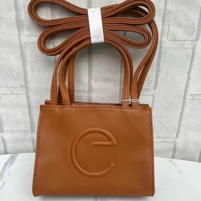 New Designer tote bag Telfars small Shoulder Bags fashion Soft Leather Handbags pink Women long strap Crossbody Luxury Totes Shopping Purse Satchels Bag
New Designer tote bag Telfars small Shoulder Bags fashion Soft Leather Handbags pink Women long strap Crossbody Luxury Totes Shopping Purse Satchels Bag