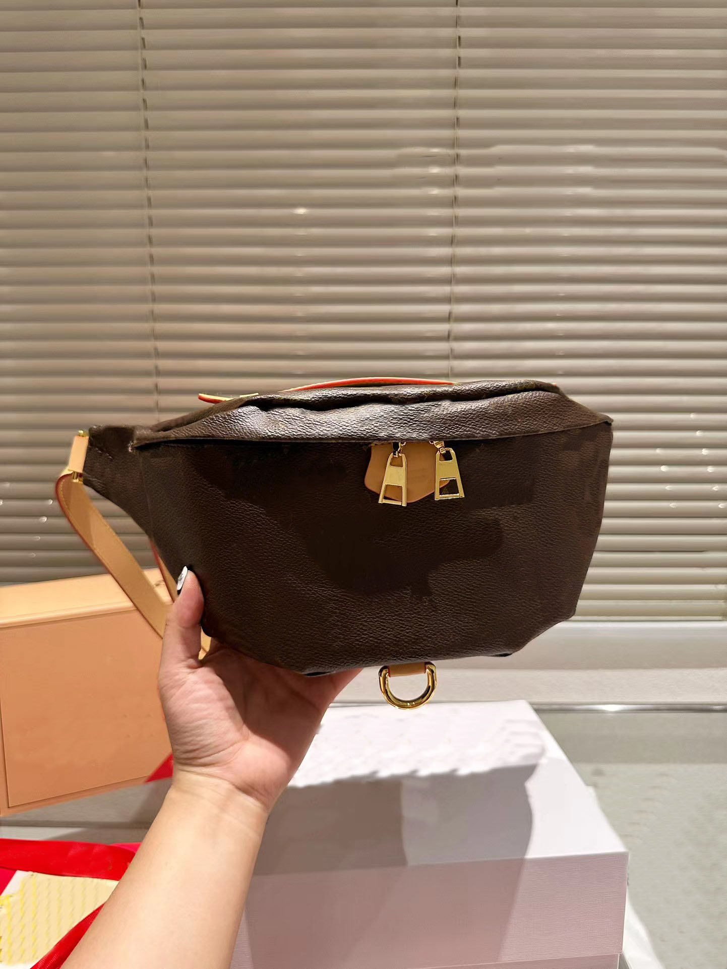 The designer designed an upgraded version of the Bumbag Classic Chest Bag Waist Bag Oblique Hanging Bag for both men and women., Bag+dust bag
The designer designed an upgraded version of the Bumbag Classic Chest Bag Waist Bag Oblique Hanging Bag for both men and women., Bag+dust bag