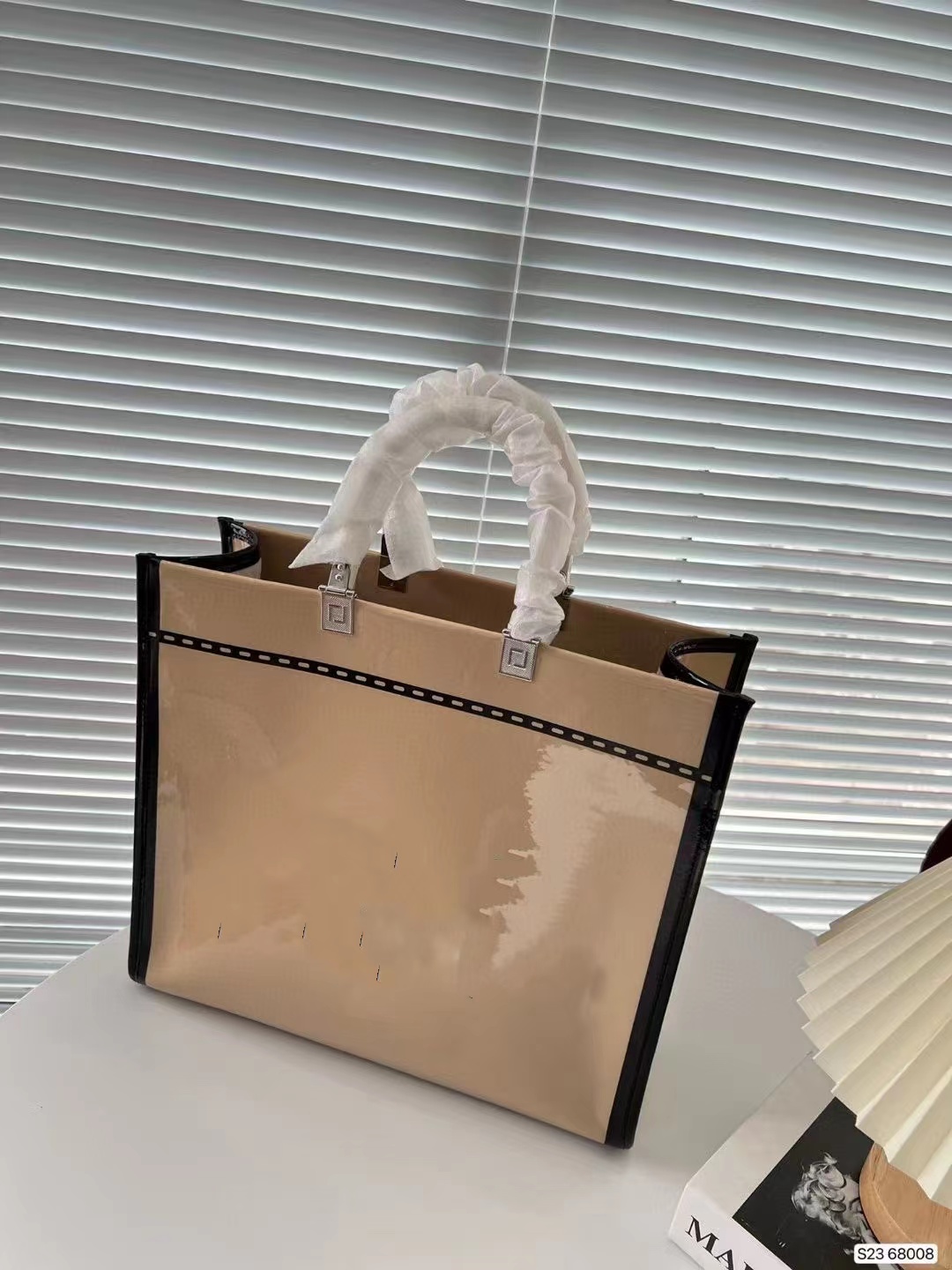 All-in-one High quality classic tote Bag Cowhide Fashion Large Capacity Women's TOTE Crossbody Bag Women's Shopping Bag Large Size Shoulder Bag Size 35 Item number 68008, Clear
All-in-one High quality classic tote Bag Cowhide Fashion Large Capacity Women's TOTE Crossbody Bag Women's Shopping Bag Large Size Shoulder Bag Size 35 Item number 68008, Clear