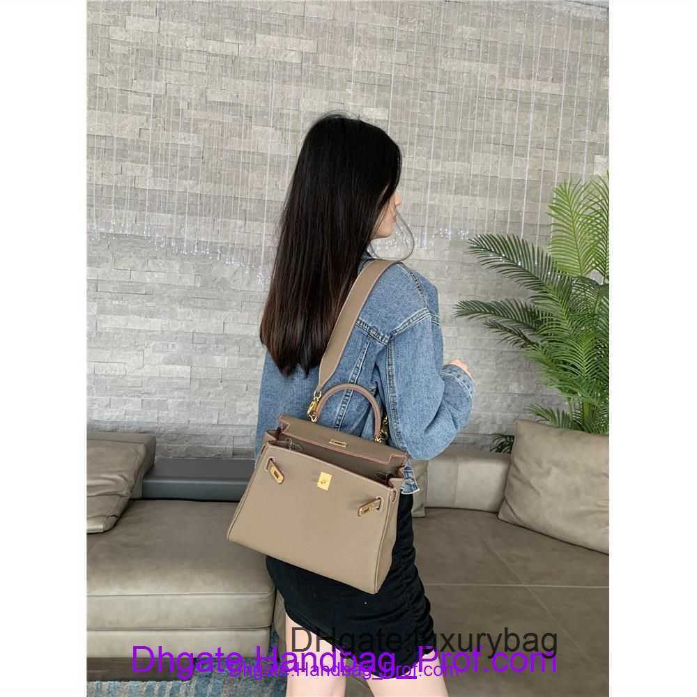Designer Hrems killye Tote bag online shop Bag handbag store First layer cowhide killyes lychee grain leather womens 2023 new one shoulder mess With Real Logo, Earth yellow (25cm) thin shoulder strap
Designer Hrems killye Tote bag online shop Bag handbag store First layer cowhide killyes lychee grain leather womens 2023 new one shoulder mess With Real Logo, Earth yellow (25cm) thin shoulder strap