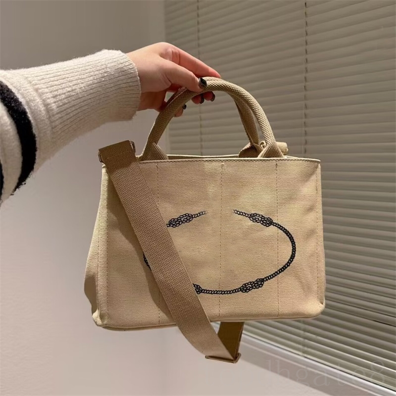Portable luxury bags designer women bag outdoor walk solid color sac luxe traveler high capacity convenient canvas crossbody bag black white red XB021 C23, 13
Portable luxury bags designer women bag outdoor walk solid color sac luxe traveler high capacity convenient canvas crossbody bag black white red XB021 C23, 13