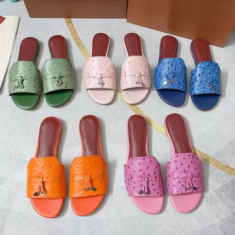 Beach Slippers Lady Flat Baotou Flip Flops Leather Slides Women Shoes Woman Sandals Classic Designer 100% Suede Letter Cowhide Metal Large size 35-42 with box
Beach Slippers Lady Flat Baotou Flip Flops Leather Slides Women Shoes Woman Sandals Classic Designer 100% Suede Letter Cowhide Metal Large size 35-42 with box
