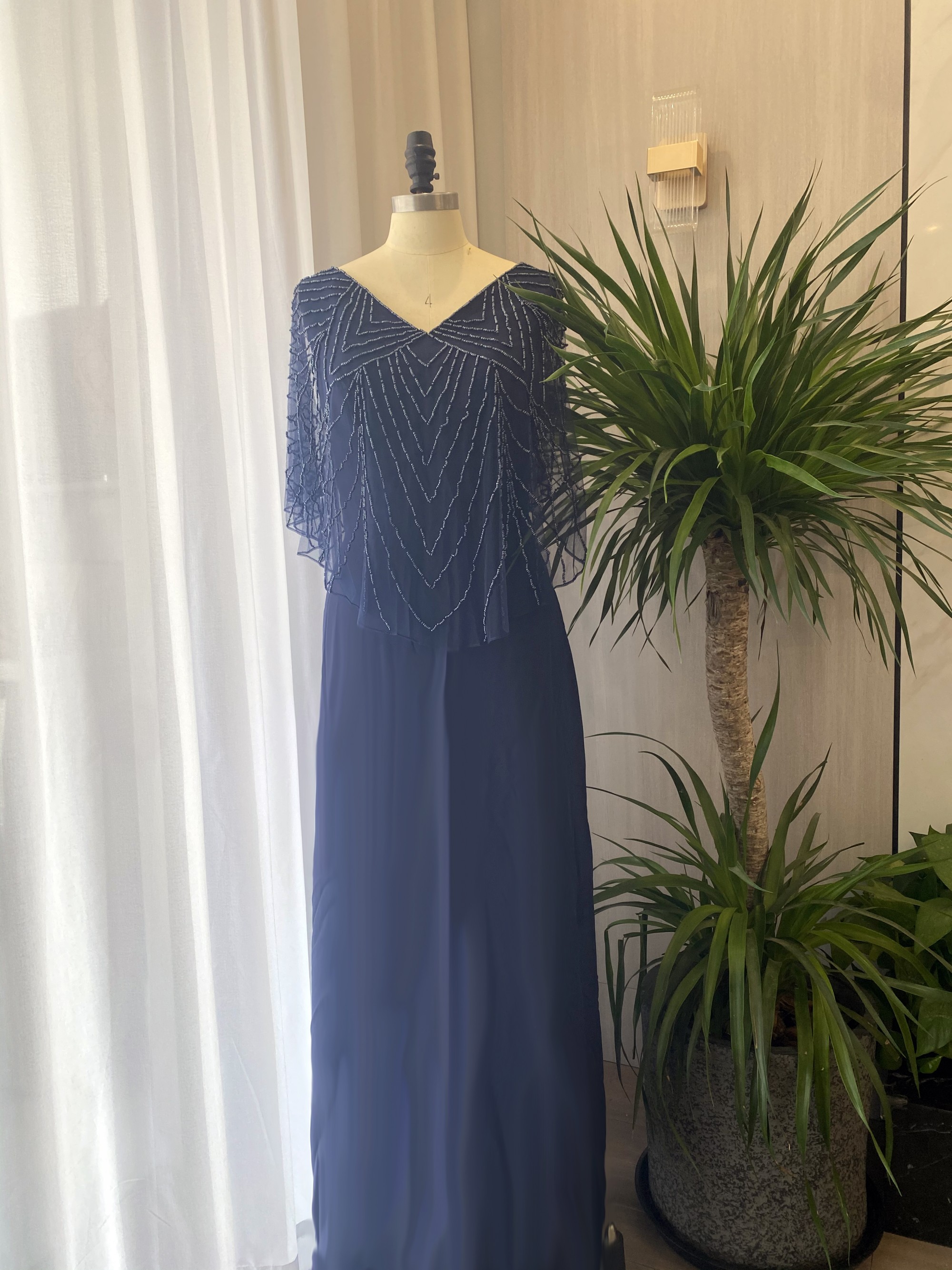 2023 Navy Blue Mother Off Bride Dresses V Neck Crystal Beading With Wrap Chiffon Backless Ankle Length Mother Of The Bride Dress Plus Size Real Image
2023 Navy Blue Mother Off Bride Dresses V Neck Crystal Beading With Wrap Chiffon Backless Ankle Length Mother Of The Bride Dress Plus Size Real Image