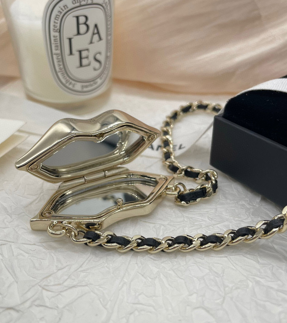 2023 Luxury quality Charm pendant necklace with black genuin leather in 18k gold plated have box stamp PS7198B
2023 Luxury quality Charm pendant necklace with black genuin leather in 18k gold plated have box stamp PS7198B