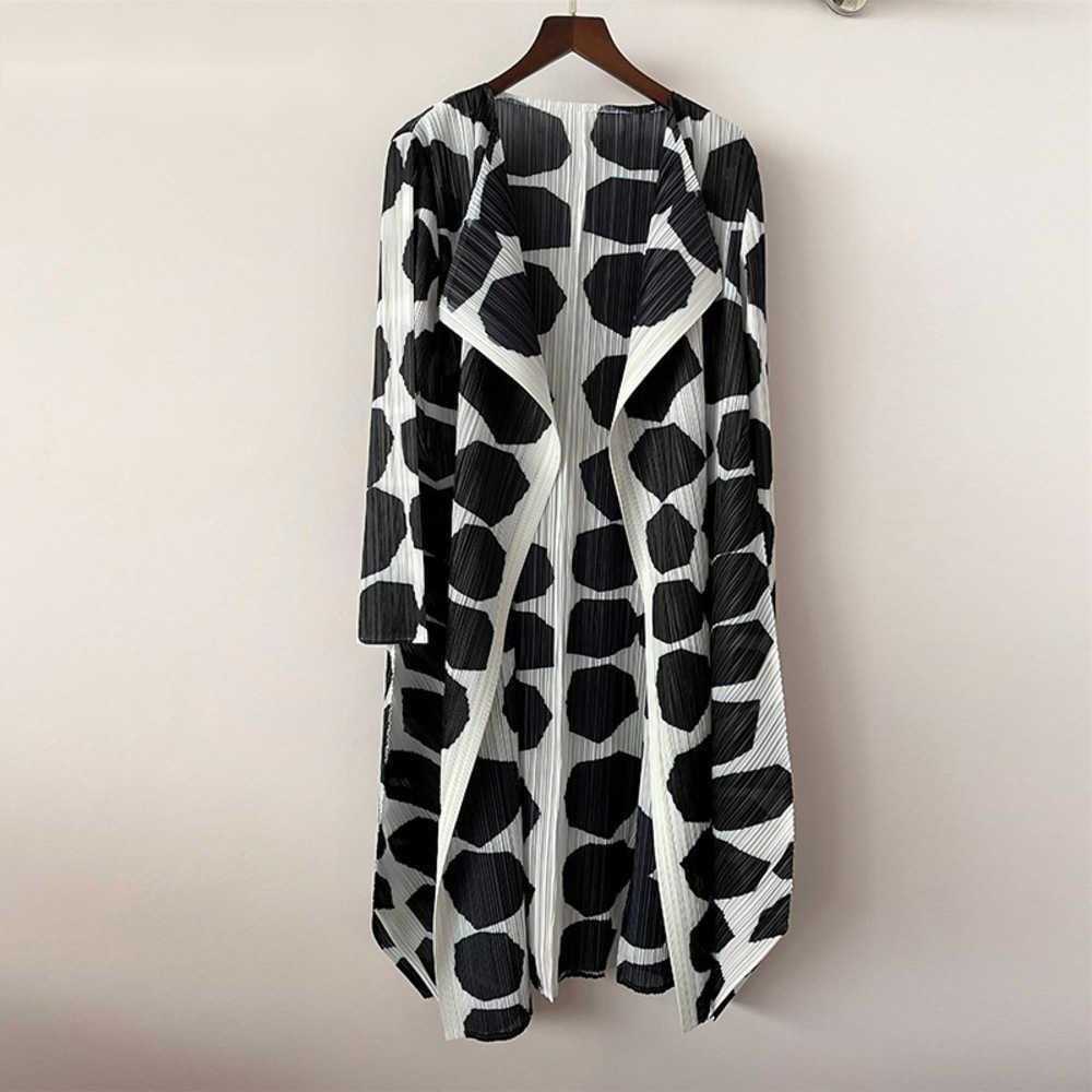 Spring autumn casual pleated black leather white printed jacket women with long sleeved lapel collar and medium length women's windbreaker, Black and white
Spring autumn casual pleated black leather white printed jacket women with long sleeved lapel collar and medium length women's windbreaker, Black and white