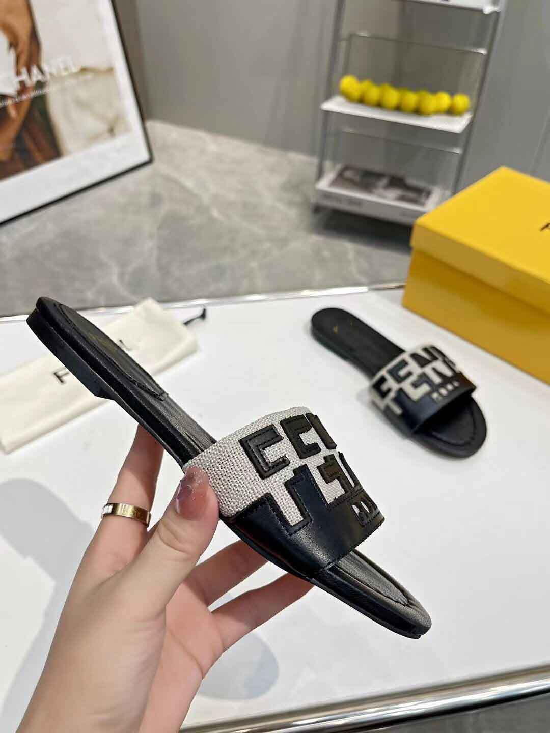 2023 Designer Slides Slippers Women Black Withe Banded Flats Sandals Leather Embellished Baguette Pattern Ladies Sexy Letter Beach Flip Flops Heel Shoe
2023 Designer Slides Slippers Women Black Withe Banded Flats Sandals Leather Embellished Baguette Pattern Ladies Sexy Letter Beach Flip Flops Heel Shoe