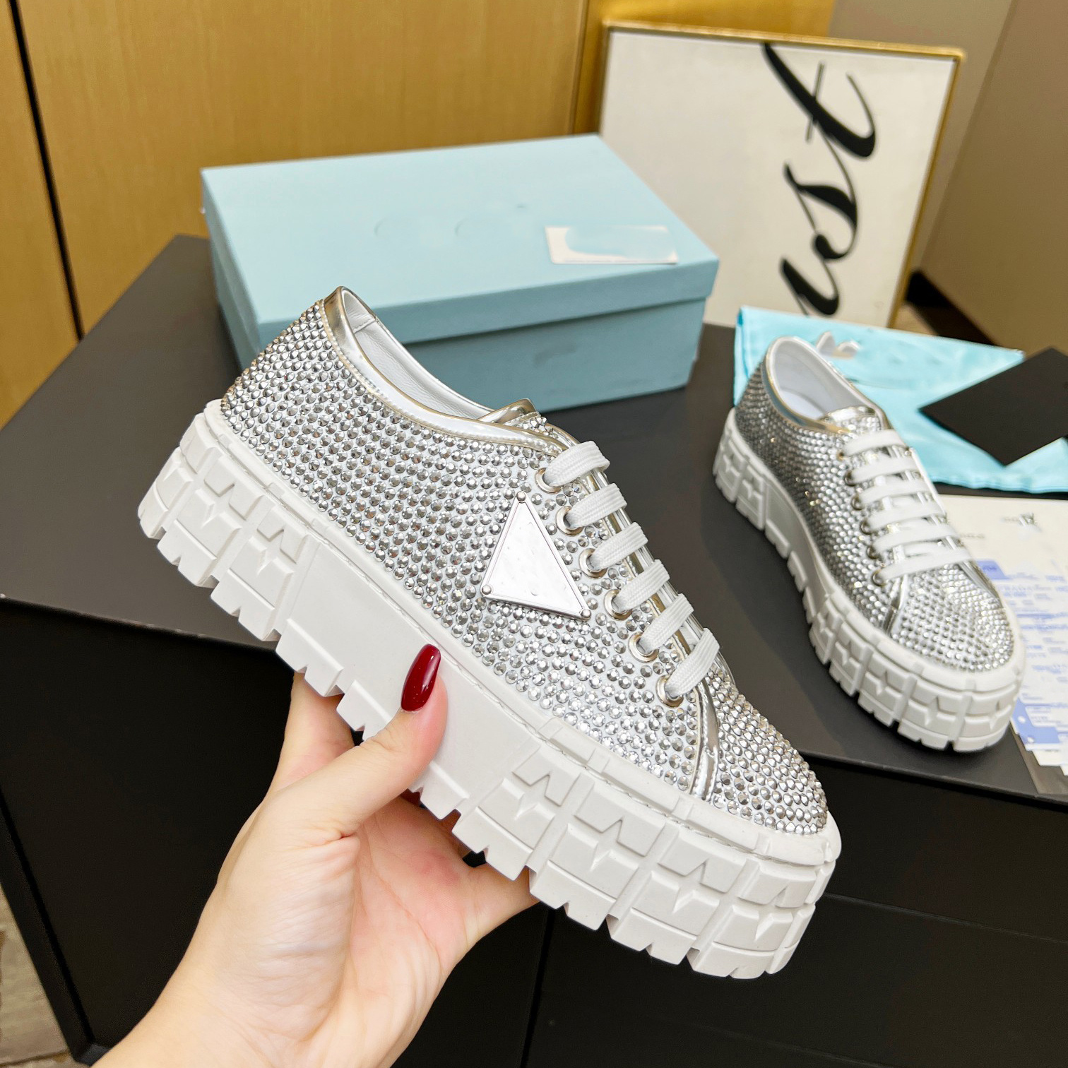 Designer Skate Shoes Outdoor Sports Casual Shoe Prad runner Sneakers trainer Fashion Skateboard Women P071
Designer Skate Shoes Outdoor Sports Casual Shoe Prad runner Sneakers trainer Fashion Skateboard Women P071