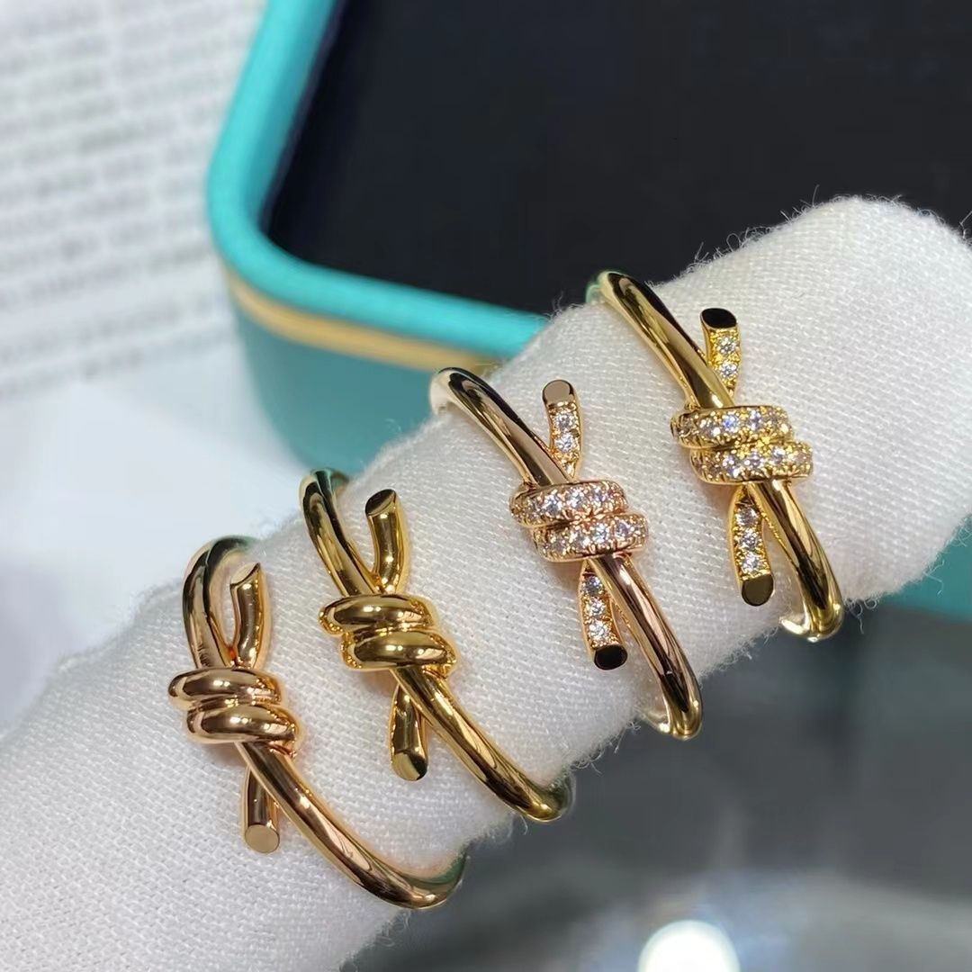 Fashion Designer Women's Love Knot Ring Luxury Ring designer Jewelry for men Wedding Ring with diamond Valentine's Day Gift wholesale size 5-10
Fashion Designer Women's Love Knot Ring Luxury Ring designer Jewelry for men Wedding Ring with diamond Valentine's Day Gift wholesale size 5-10